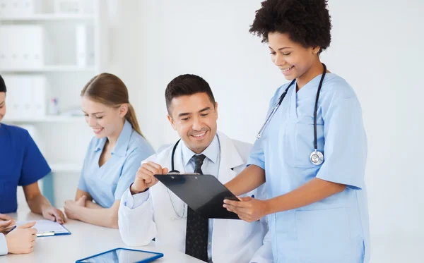 Gruppo di medici felici incontro presso l'ufficio ospedaliero — Foto Stock