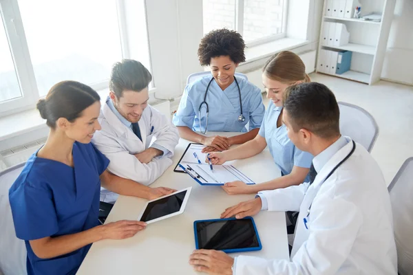 Groep van gelukkig artsen ontmoeting bij ziekenhuis kantoor — Stockfoto