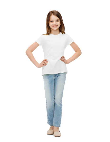 Lächelndes kleines Mädchen in lässiger Kleidung — Stockfoto