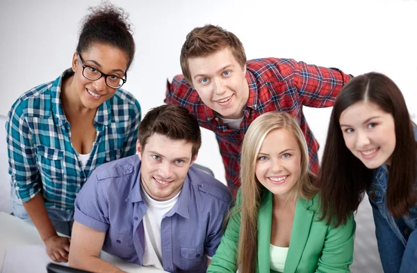 Группа счастливых старшеклассников или одноклассников — стоковое фото