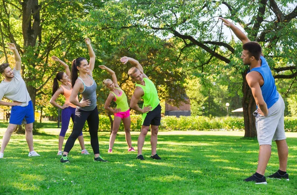 Groep vrienden of sporters trainen buiten — Stockfoto