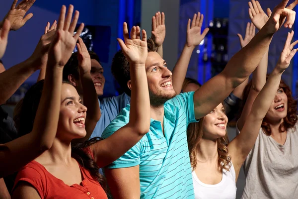 Amici sorridenti al concerto nel club — Foto Stock