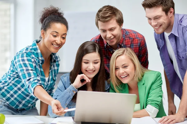 Group of happy high school students with laptop — Stok fotoğraf