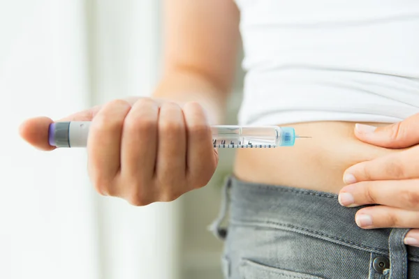 Close up van handen maken van injectie van insuline pen — Stockfoto