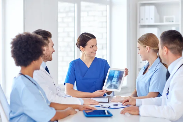 Gruppe glücklicher Ärzte trifft sich im Krankenhaus — Stockfoto