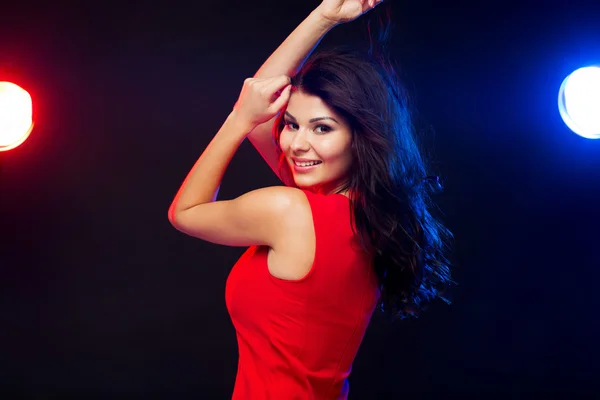 Hermosa sexy mujer en rojo bailando en discoteca —  Fotos de Stock