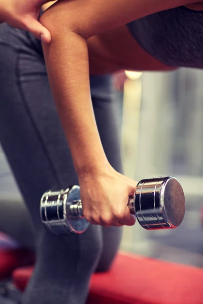 Primer plano de pareja con mancuerna haciendo ejercicio en el gimnasio — Foto de Stock