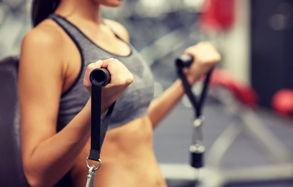 Close up van vrouw uitoefenen op gym machine — Stockfoto