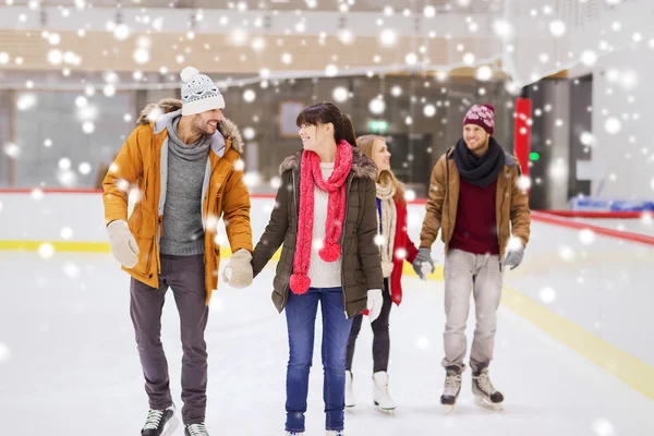 Amigos felices en pista de patinaje — Foto de Stock