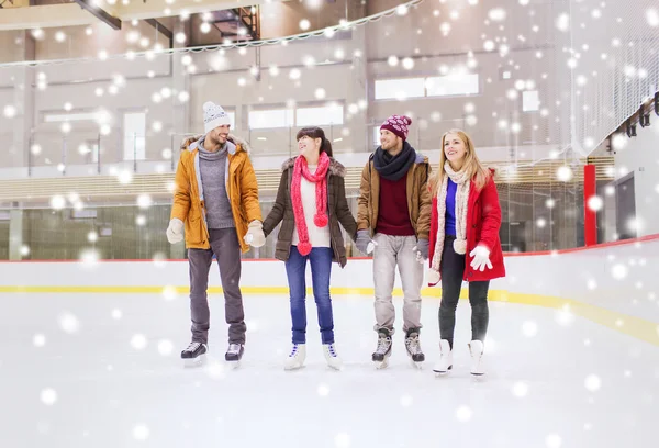 Amigos felices en pista de patinaje — Foto de Stock