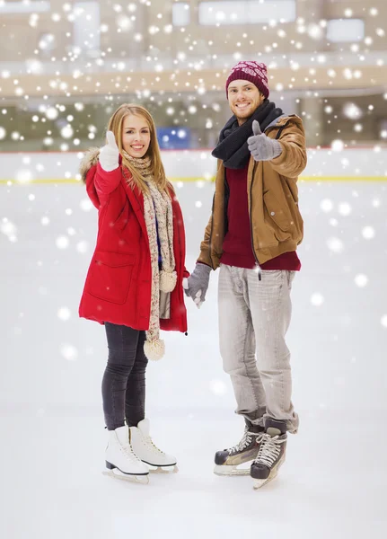 Feliz pareja cogida de la mano en pista de patinaje — Foto de Stock