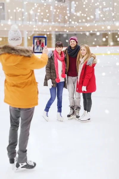 Happy vrienden nemen foto op ijsbaan — Stockfoto