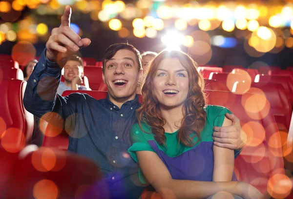 Amigos felices viendo películas en el teatro — Foto de Stock