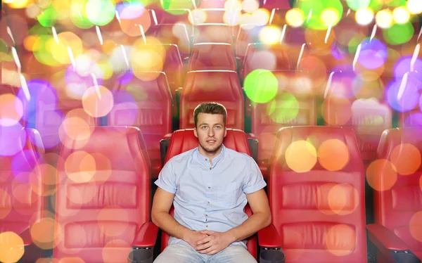 Šťastný mladý muž sledování filmu v kině — Stock fotografie