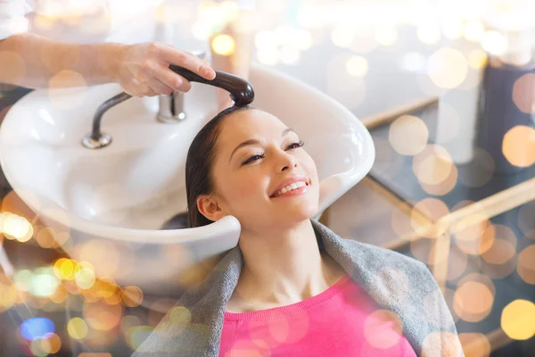Щаслива молода жінка в перукарні — стокове фото