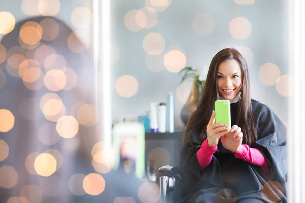 ヘアサロンで幸せな若い女 — ストック写真