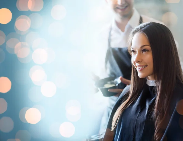 Glad ung kvinna färg håret på salong — Stockfoto