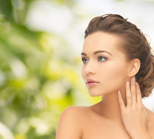 Mooie vrouw met updo — Stockfoto