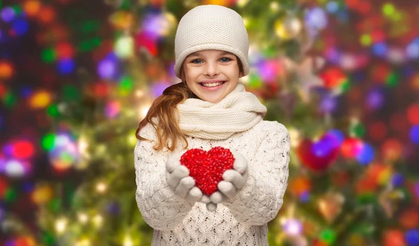 Κορίτσι με χειμωνιάτικα ρούχα με μικρή κόκκινη καρδιά — Φωτογραφία Αρχείου