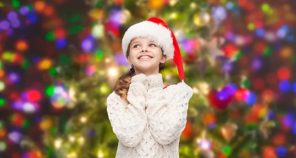 Garota sonha em chapéu de ajudante de Papai Noel — Stockfoto