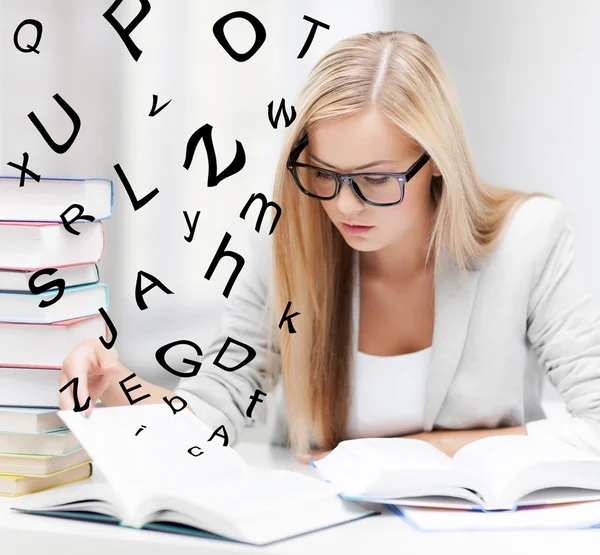 Estudante com livros e notas — Fotografia de Stock