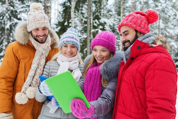 Amis souriants avec tablette pc dans la forêt d'hiver — Photo