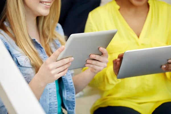 Close up van studenten met tablet pc op school — Stockfoto