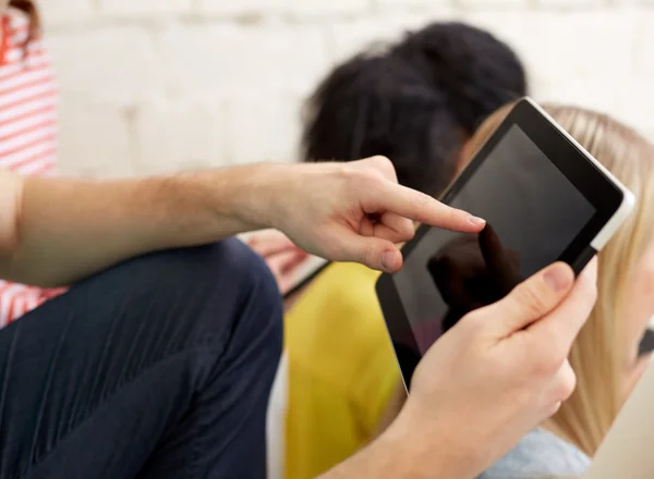 Close up van studenten met tablet pc op school — Stockfoto