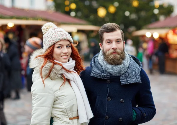 Couple heureux marchant dans la vieille ville — Photo