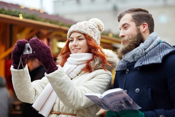 Par med selfie med smartphone i gamla stan — Stockfoto