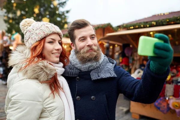 Par med selfie med smartphone i gamla stan — Stockfoto