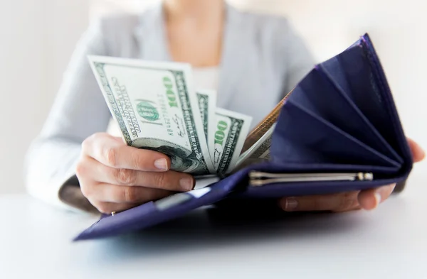 Крупним планом жіночі руки з гаманцем і грошима — стокове фото