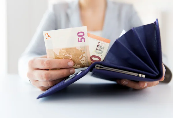 Close up de mãos de mulher com carteira e dinheiro do euro — Fotografia de Stock