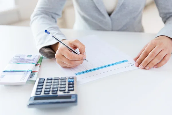 Detail rukou počítání peněz s kalkulačkou — Stock fotografie