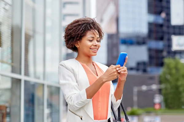 Mulher de negócios africana feliz com smartphone — Fotografia de Stock