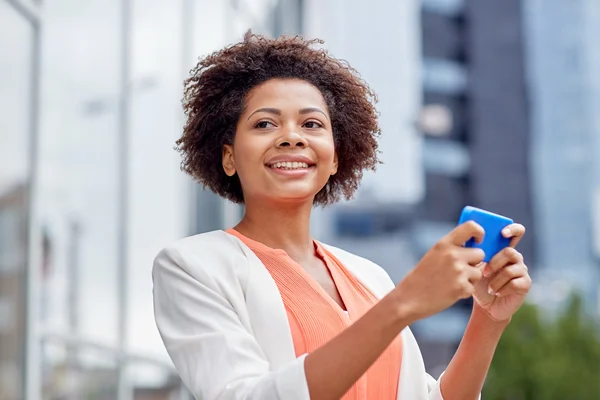 Mulher de negócios africana feliz com smartphone — Fotografia de Stock