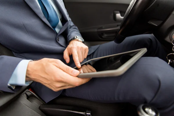 Close-up de homem jovem com tablet pc carro de condução — Fotografia de Stock