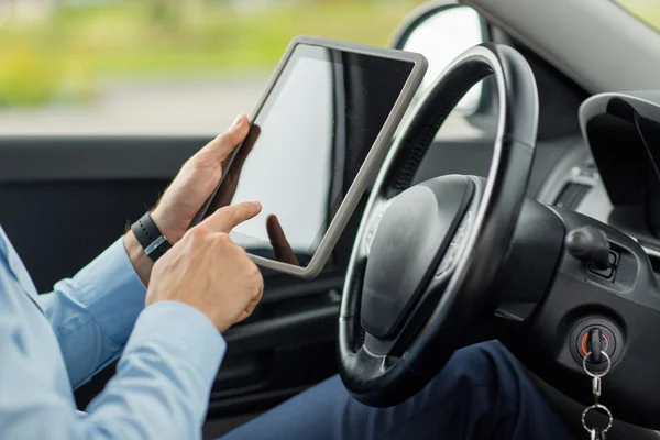 Närbild på ung man med TabletPC kör bil — Stockfoto