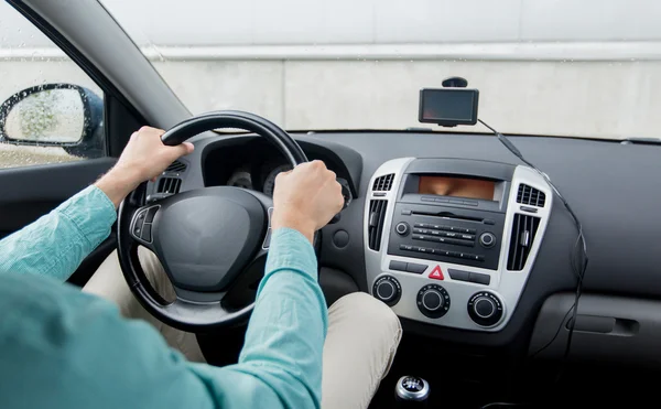 Primo piano di giovane uomo guida auto — Foto Stock