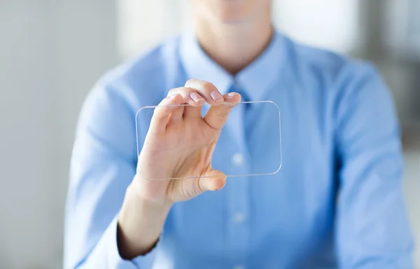 透明なスマート フォンを持つ女性のクローズ アップ — ストック写真