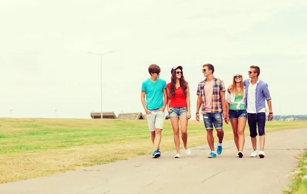 Grupp leende tonåringar promenader utomhus — Stockfoto