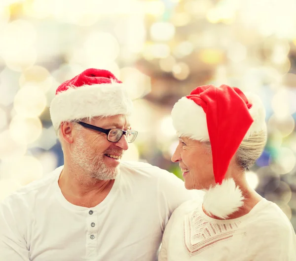 Gelukkige senior paar in santa helper hoeden — Stockfoto