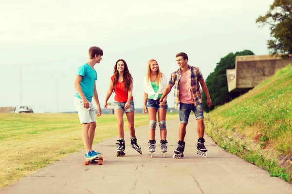 Skupina teenagerů usmívající se s roller-skates — Stock fotografie