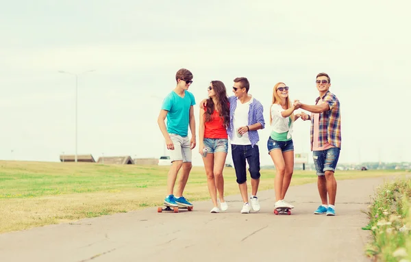 Groep van lachende tieners met skateboards — Stockfoto