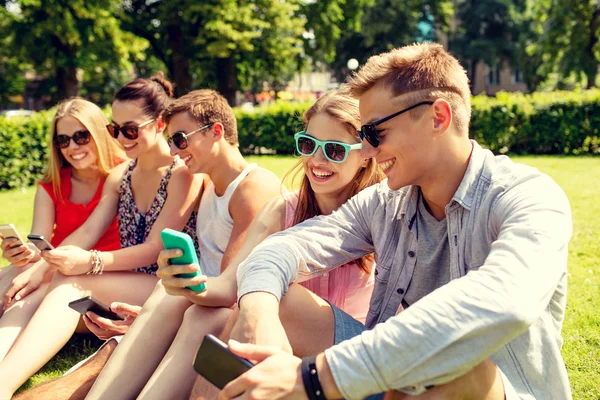 Amigos sonrientes con teléfono inteligente haciendo selfie — Foto de Stock