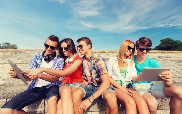 Grupo de amigos sorridentes com tablet pc ao ar livre — Fotografia de Stock