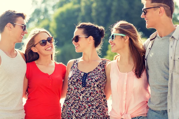 Group of smiling friends in city — Stockfoto