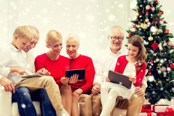 Familie zâmbitoare cu computere PC tabletă la domiciliu — Fotografie, imagine de stoc