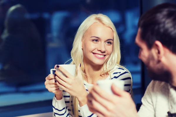 Lyckliga par möte och dricka te eller kaffe — Stockfoto