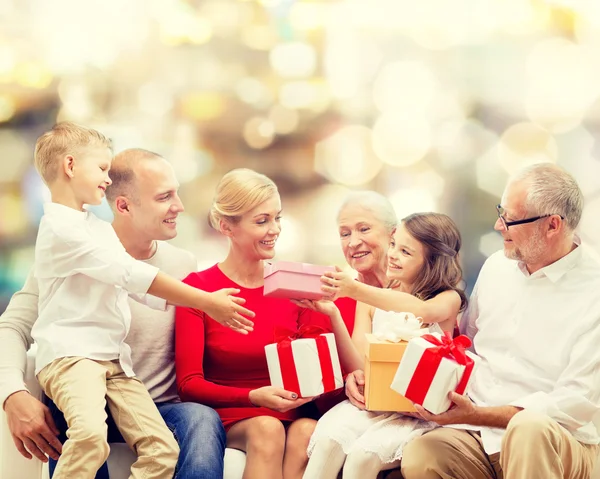 Família sorridente com presentes — Fotografia de Stock